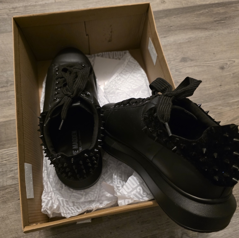 Black Steve Madden Casual like shoe